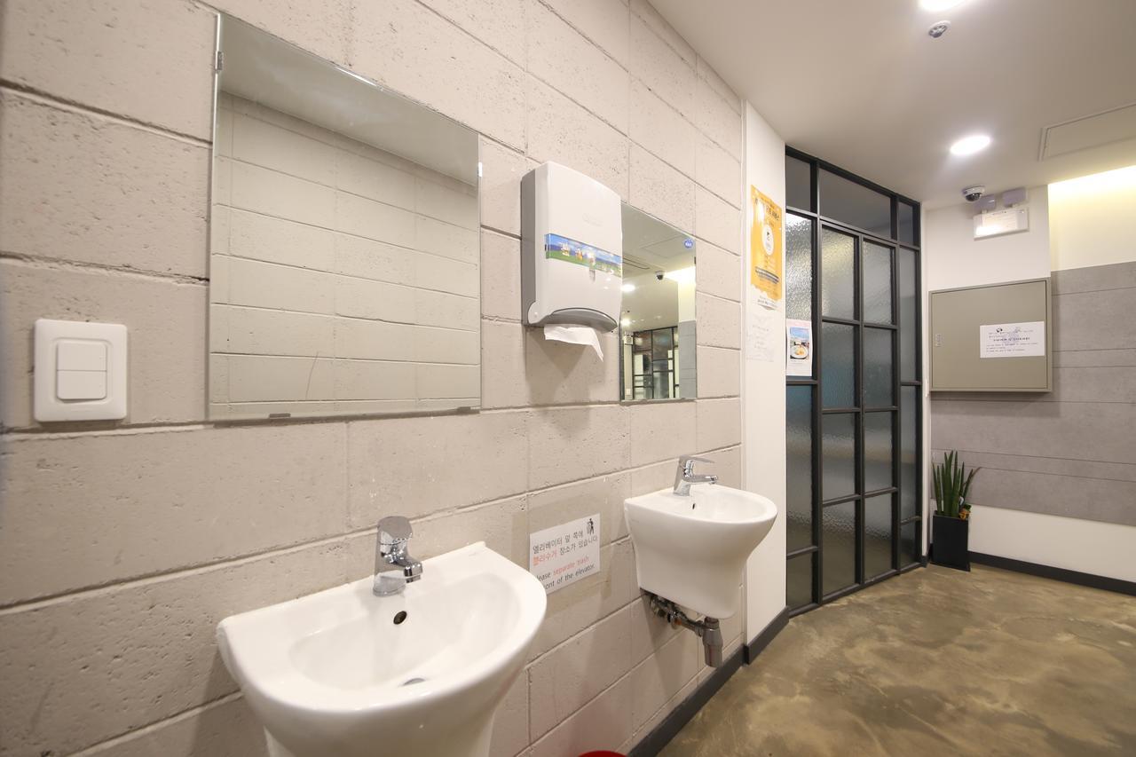 Moondong'S Hostel Busan Bagian luar foto